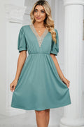 Solid color lace patchwork V-neck short sleeved pocket waist cinching dress